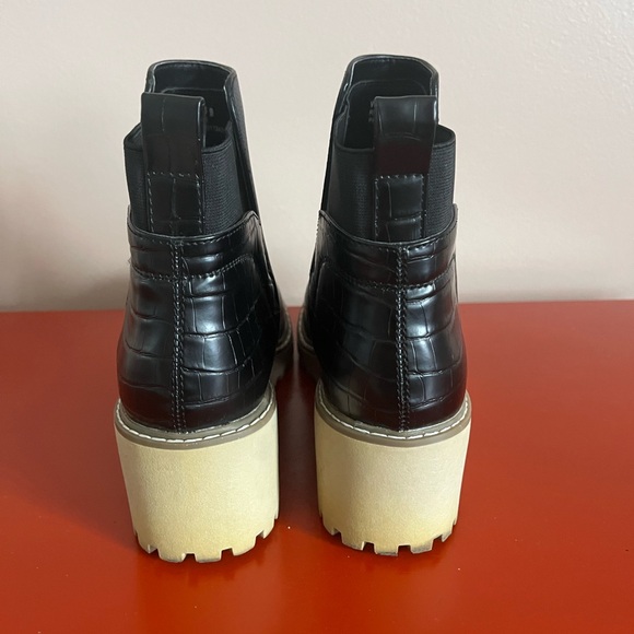 DV by Dolce Vita Rielle Black Ankle Booties in excellent condition. - Picture 4 of 8